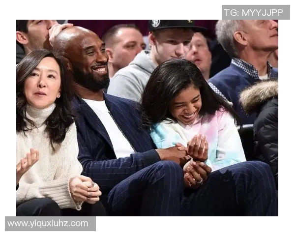 科比与女儿共同观战篮网对阵老鹰的精彩比赛时刻